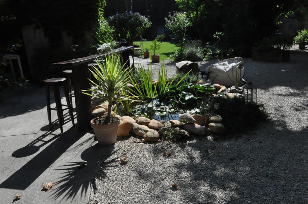 La Demeure Bed and Breakfast Eyguières Exteriör bild